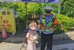 石井：萌娃走失慌了神 交警化身“守护者”